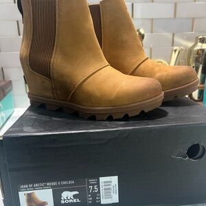 Sorel Tan Wedge Chelsea Boots size 7.5